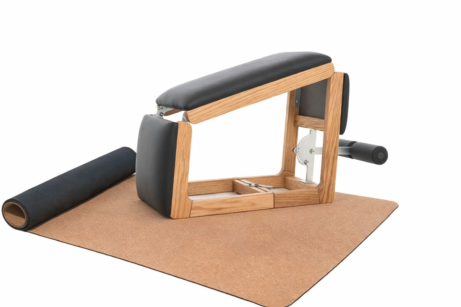 Träningsbänk i trä och svart klädsel på en korkmatta, med rullad yogamatta.