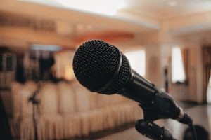 En mikrofon i förgrunden i ett konferensrum på Östermalm.