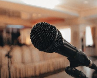 En mikrofon i förgrunden i ett konferensrum på Östermalm.