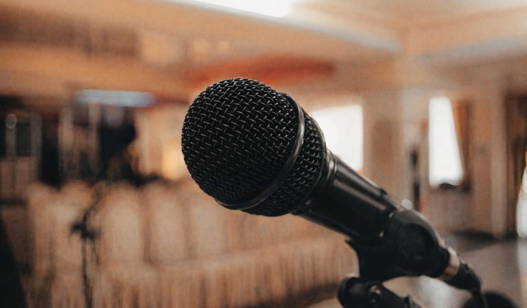 En mikrofon i förgrunden i ett konferensrum på Östermalm.